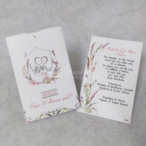 Προσκλητήριο γαμοβάπτισης λευκή κάρτα με φάκελο και εκτυπωμένα λουλούδια σε ροζ αποχρώσεις.