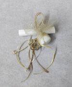 Κρεμαστή μπομπονιέρα γάμου με διαμάντι σε γεωμετρικό σχήμα, σατέν κορδέλες και σχοινί.