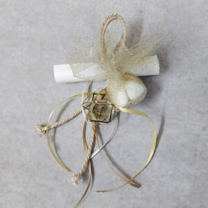 Κρεμαστή μπομπονιέρα γάμου με διαμάντι σε γεωμετρικό σχήμα, σατέν κορδέλες και σχοινί.