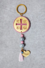 Κρεμαστό μπρελόκ κωνσταντινάτο διακοσμημένο με χάντρες και φούντα.