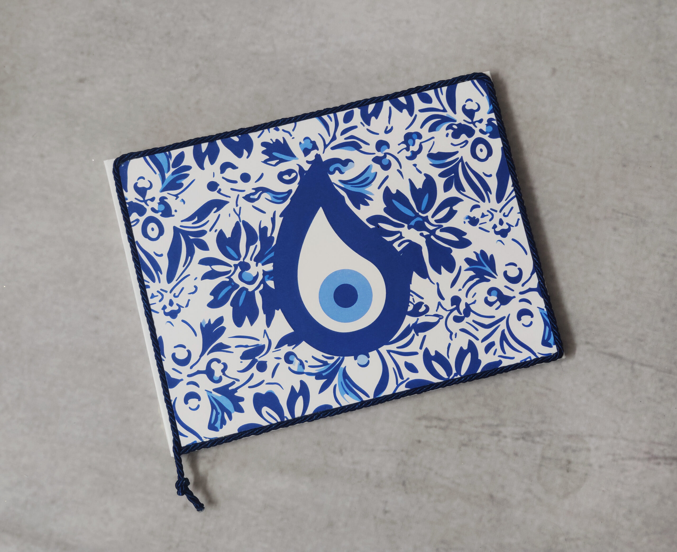 Χειροποίητο βιβλίο ευχών με θέμα το μάτι σε ανάγλυφο υλικό EVA, και διακοσμητικό σχοινί.