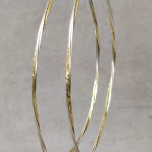 Επάργυρα, επιπλατινωμένα στέφανα γάμου με τρεις  βέργες, μια σφυρήλατη σε χρυσό και δυο ματ σε ασημί.