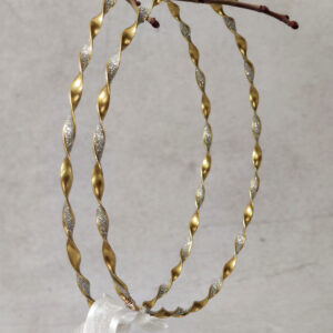 Επάργυρα, επιπλατινωμένα στέφανα γάμου με στριφτή  βέργα χρυσή με ασημί glitter.