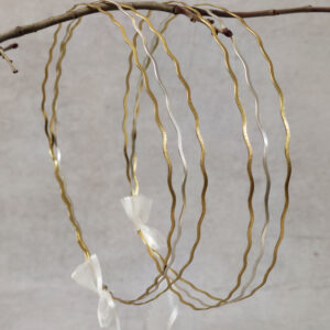 Επάργυρα, επιπλατινωμένα στέφανα γάμου με τρεις ματ βέργες σε σχέδιο "ζικ ζακ" δυο σε χρυσό και μια σε ασημί.