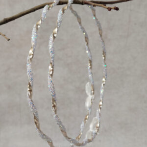 Επάργυρα, επιπλατινωμένα στέφανα γάμου με στριφτή  βέργα ασημί με λευκό glitter.