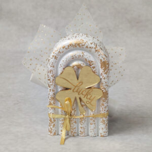 Προσκλητήριο - μπομπονιέρα βάπτισης κεραμικό διακοσμητικό ουράνιο τόξο με τριφύλλι από χρυσό καθρέφτη plexi glass.