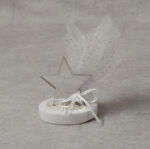 Μπομπονιέρα γάμου - βάπτισης αστέρι από ασημί καθρέφτη plexi-glass σε βότσαλο.