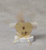 Μπομπονιέρα γάμου καρδιά από χρυσό καθρέφτη plexi-glass σε βότσαλο.