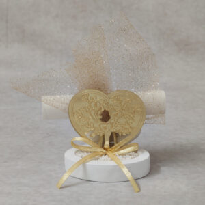 Μπομπονιέρα γάμου καρδιά από χρυσό καθρέφτη plexi-glass σε βότσαλο.
