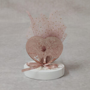 Μπομπονιέρα γάμου καρδιά από ροζ καθρέφτη plexi-glass σε βότσαλο.