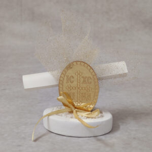 Μπομπονιέρα γάμου – βάπτισης κωνσταντινάτο από χρυσό καθρέφτη plexi-glass σε βότσαλο.