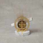 Προσκλητήριο μπομπονιέρα γάμου – βάπτισης κωνσταντινάτο από χρυσό καθρέφτη plexi-glass σε βότσαλο.