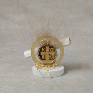 Προσκλητήριο μπομπονιέρα γάμου – βάπτισης κωνσταντινάτο από χρυσό καθρέφτη plexi-glass σε βότσαλο.