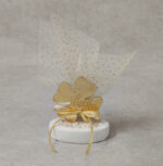 Μπομπονιέρα γάμου – βάπτισης τριφύλλι από χρυσό καθρέφτη plexi-glass σε βότσαλο.