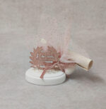 Προσκλητήριο - μπομπονιέρα γάμου – βάπτισης στεφάνι ελιάς από ροζ χρυσό καθρέφτη plexi-glass σε βότσαλο.