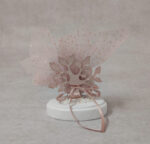 Μπομπονιέρα γάμου – βάπτισης δέντρο ζωής από ροζ χρυσό καθρέφτη plexi-glass σε βότσαλο.