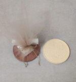 Προσκλητήριο - μπομπονιέρα γάμου - βάπτισης διακοσμητικό κεραμικό σουβέρ με ανάγλυφο λουλούδι.