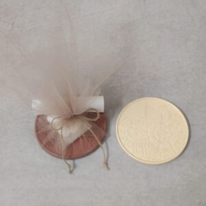 Προσκλητήριο - μπομπονιέρα γάμου - βάπτισης διακοσμητικό κεραμικό σουβέρ με ανάγλυφο λουλούδι.