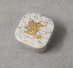 Μπομπονιέρα βάπτισης κεραμική τετράγωνη μπιζουτιέρα με μονόγραμμα από χρυσό καθρέφτη plexi glass.