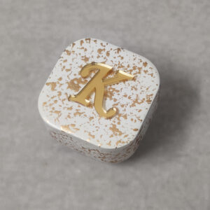 Μπομπονιέρα βάπτισης κεραμική τετράγωνη μπιζουτιέρα με μονόγραμμα από χρυσό καθρέφτη plexi glass.