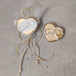 Προσκλητήριο - μπομπονιέρα γάμου διακοσμητικό κεραμικό μαγνητάκι καρδιά ανάγλυφη.