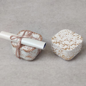 Προσκλητήριο - μπομπονιέρα γάμου -βάπτισης κεραμική μπιζουτιέρα σε σχήμα καρδιάς.