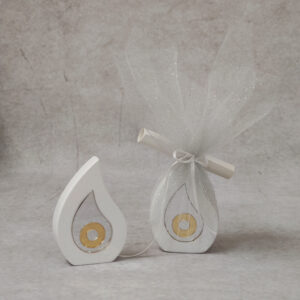 Προσκλητήριο - μπομπονιέρα γάμου – βάπτισης κεραμικό γούρι “σταγόνα” με ασημί χρυσό καθρέφτη plexi glass.