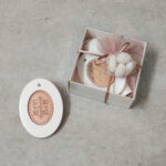 Προσκλητήριο - μπομπονιέρα γαμου βάπτισης κεραμικό χωνευτό από ροζ χρυσό καθρέφτη plexi glass και κουτί με διάφανο καπάκι.