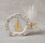 Μπομπονιέρα βάπτισης κεραμική με κρεμαστό καράβι από χρυσό καθρέφτη plexi glass.