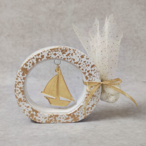 Μπομπονιέρα βάπτισης κεραμική με κρεμαστό καράβι από χρυσό καθρέφτη plexi glass.