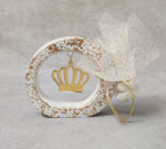 Μπομπονιέρα βάπτισης κεραμική με κρεμαστή κορώνα από χρυσό καθρέφτη plexi glass.