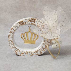 Μπομπονιέρα βάπτισης κεραμική με κρεμαστή κορώνα από χρυσό καθρέφτη plexi glass.