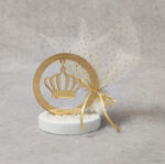 Μπομπονιέρα βάπτισης κορώνα από χρυσό καθρέφτη plexi-glass σε βότσαλο.