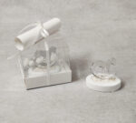 Προσκλητήριο - μπομπονιέρα βάπτισης αλογάκι από ασημί καθρέφτη plexi-glass σε βότσαλο και κουτί με διάφανο καπάκι.