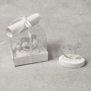 Προσκλητήριο - μπομπονιέρα βάπτισης αλογάκι από ασημί καθρέφτη plexi-glass σε βότσαλο και κουτί με διάφανο καπάκι.