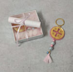 Προσκλητήριο - μπομπονιέρα βάπτισης μπρελόκ κωνσταντινάτο από plexi glass και κουτί με διάφανο καπάκι.