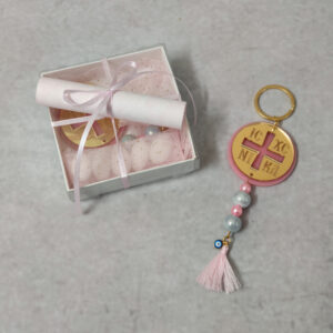 Προσκλητήριο - μπομπονιέρα βάπτισης μπρελόκ κωνσταντινάτο από plexi glass και κουτί με διάφανο καπάκι.