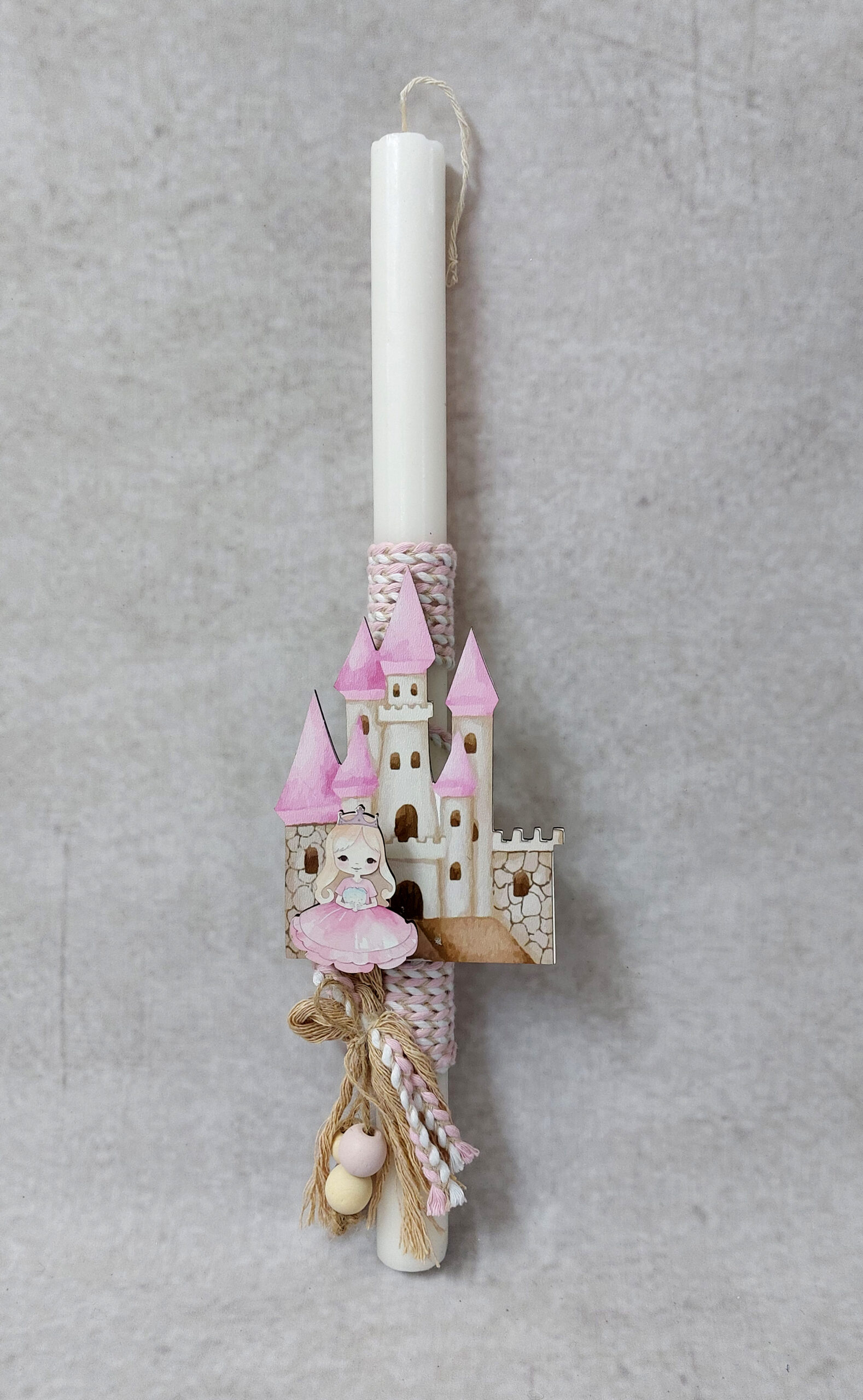 Χειροποίητη πασχαλινή λαμπάδα διακοσμημένη με σχοινιά, χάντρες και τρισδιάστατο ξύλινο με θέμα πριγκίπισσα.