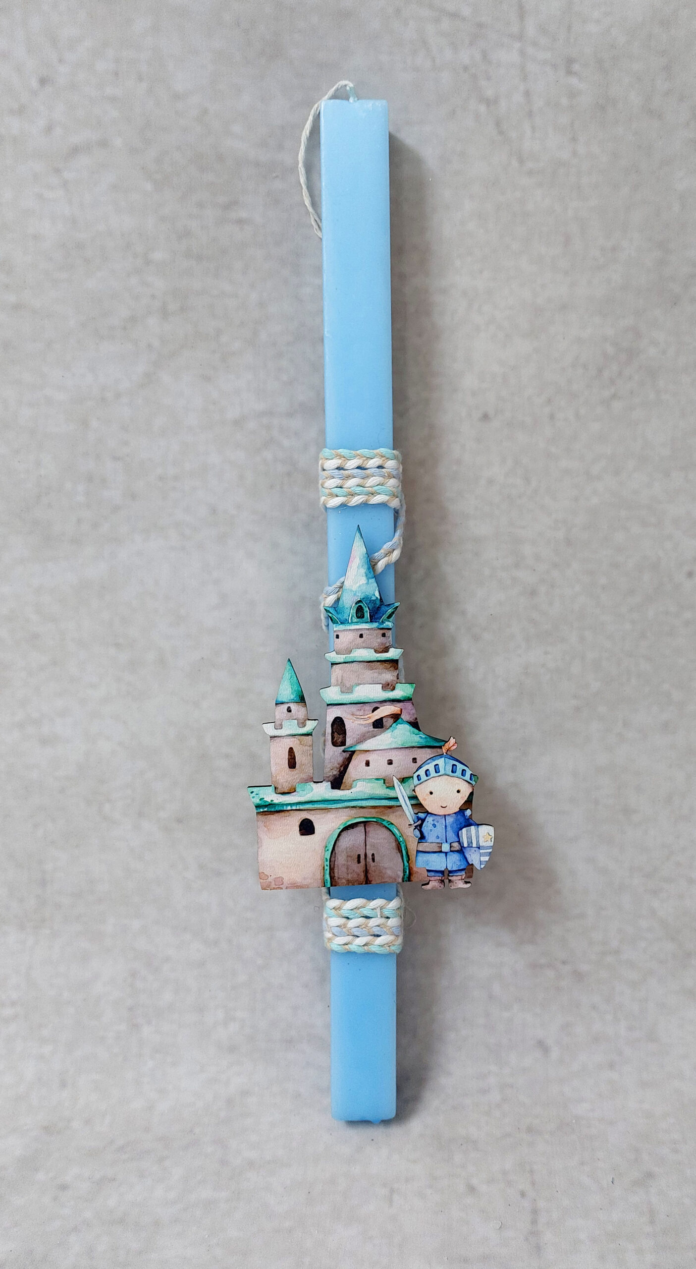 Χειροποίητη πασχαλινή λαμπάδα διακοσμημένη με σχοινιά και τρισδιάστατο ξύλινο με θέμα ιππότης.