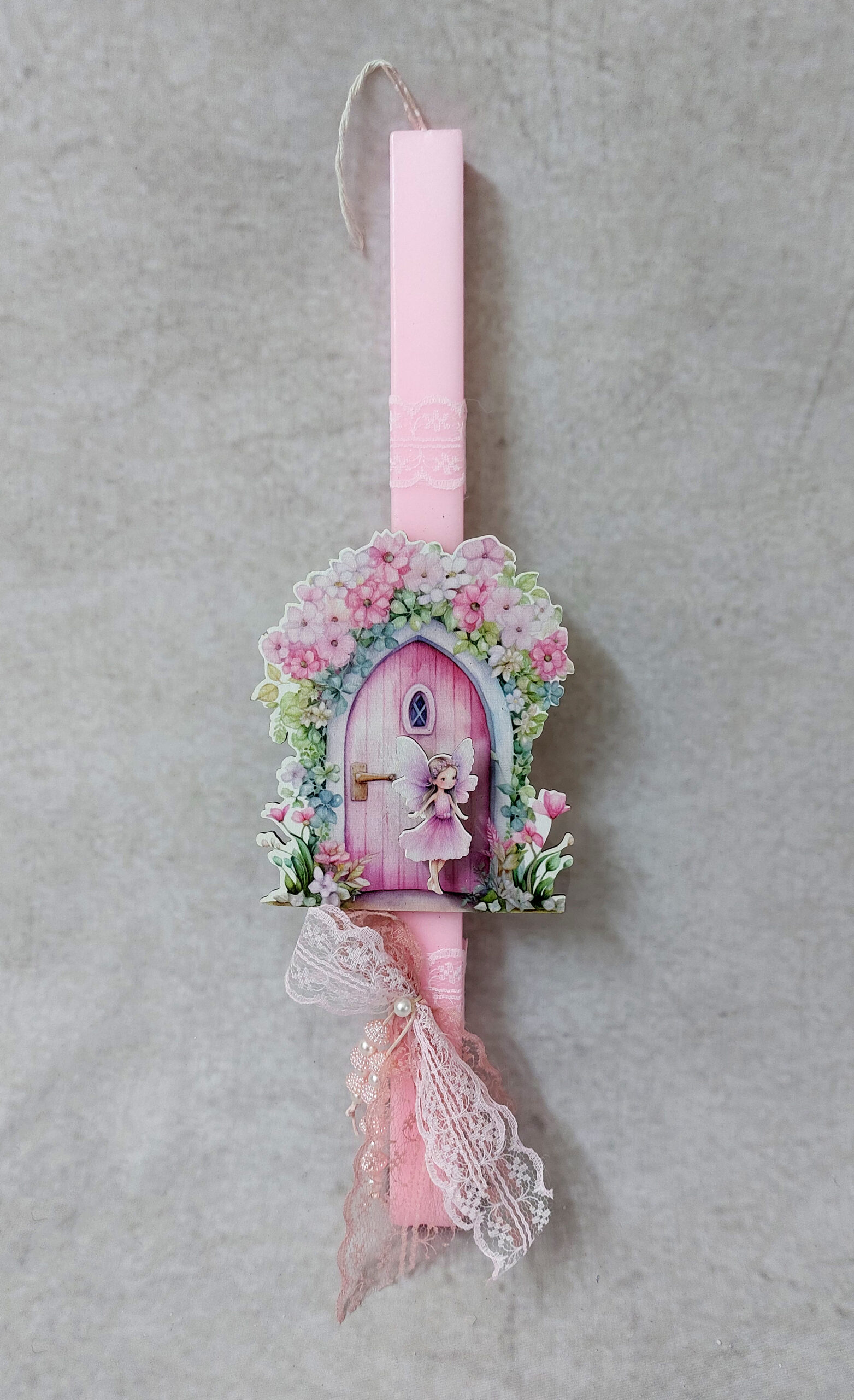 Χειροποίητη πασχαλινή λαμπάδα διακοσμημένη με δαντέλα, πέρλες και τρισδιάστατο ξύλινο με θέμα νεράιδα.