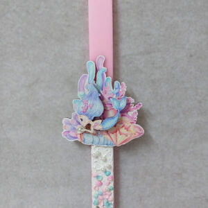 Χειροποίητη πασχαλινή λαμπάδα διακοσμημένη με πέρλες, κοχύλια και τρισδιάστατο ξύλινο με θέμα γοργόνα.