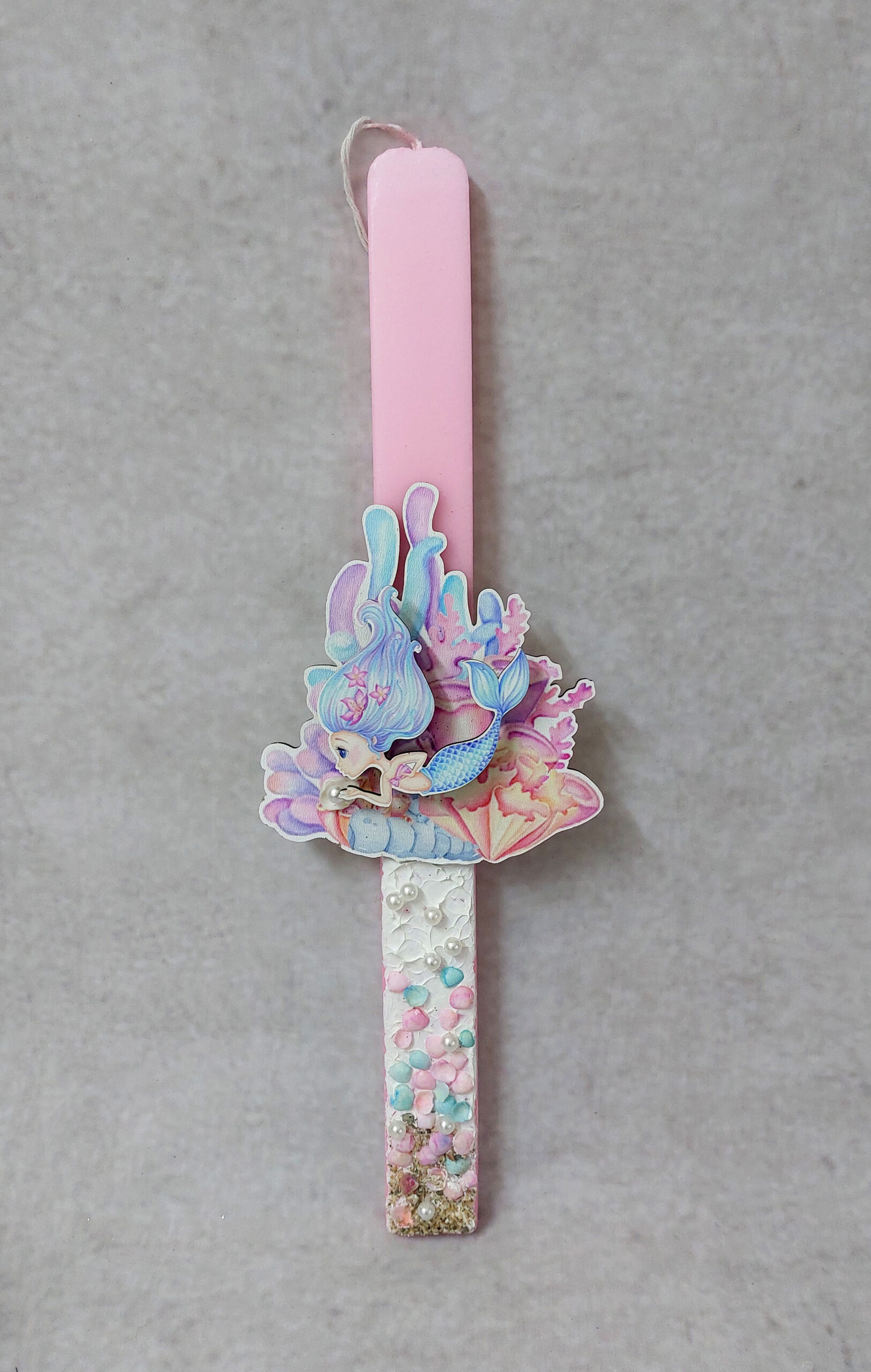 Χειροποίητη πασχαλινή λαμπάδα διακοσμημένη με πέρλες, κοχύλια και τρισδιάστατο ξύλινο με θέμα γοργόνα.