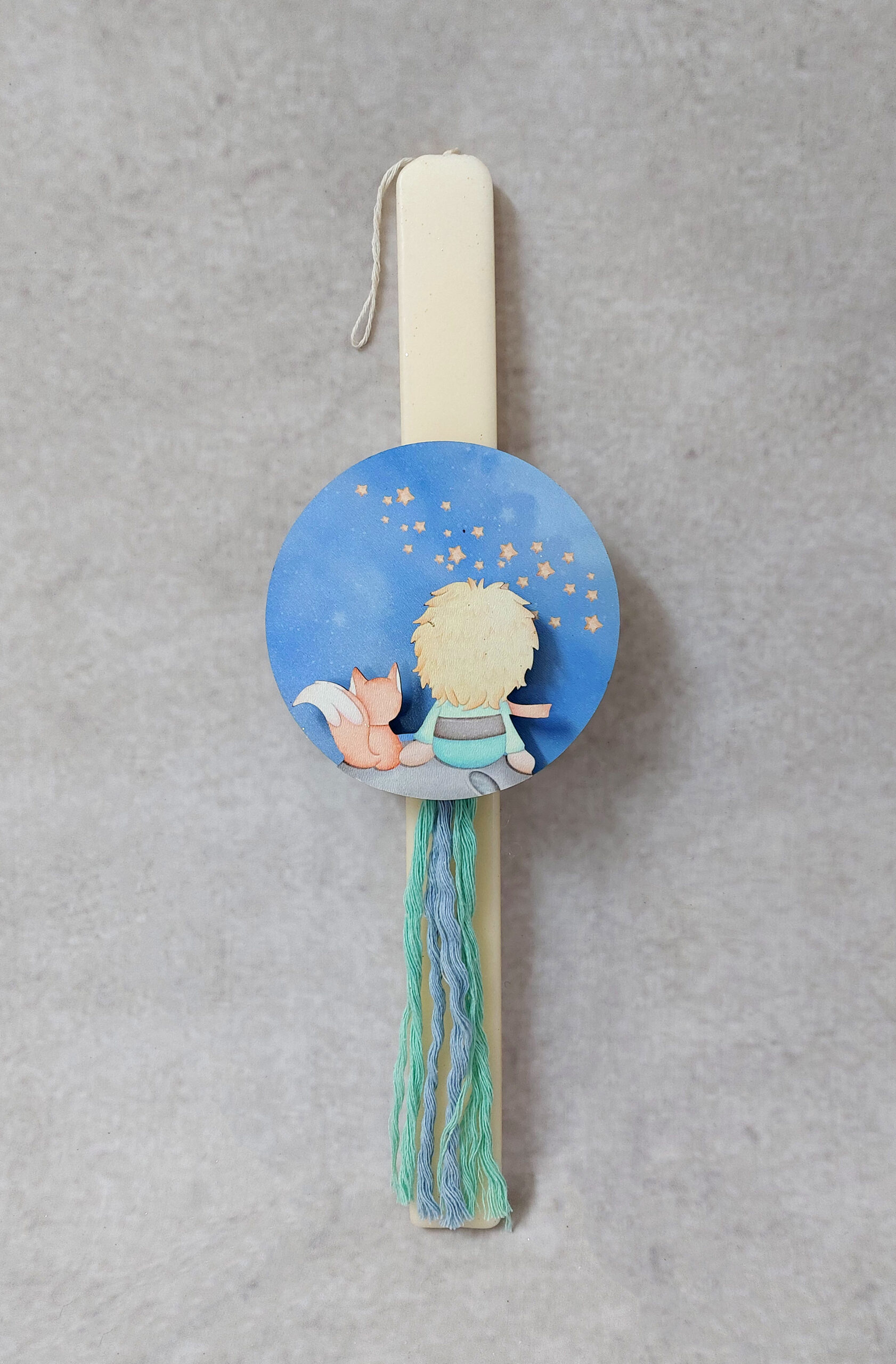 Χειροποίητη πασχαλινή λαμπάδα διακοσμημένη με σχοινιά και τρισδιάστατο ξύλινο με θέμα Μικρός Πρίγκιπας.