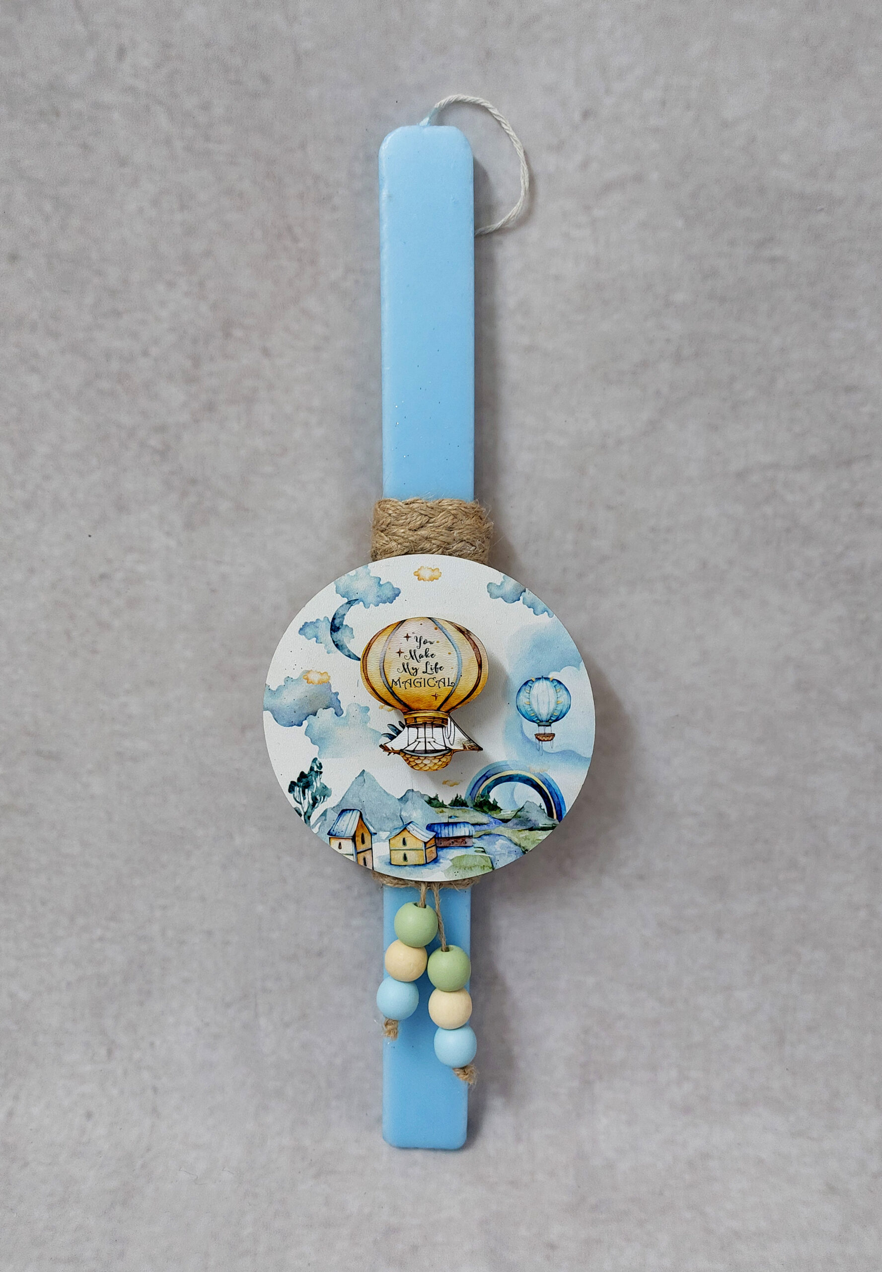 Χειροποίητη πασχαλινή λαμπάδα διακοσμημένη με σχοινιά, χάντρες και τρισδιάστατο ξύλινο με θέμα αερόστατο.
