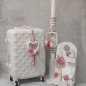 Πακέτο βάπτισης για κορίτσι με θέμα λουλούδια σε λευκές και ροζ αποχρώσεις.