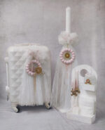 Πακέτο βάπτισης για κορίτσι με θέμα άμαξα  σε λευκές και ροζ αποχρώσεις.