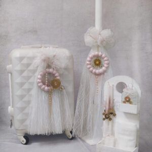 Πακέτο βάπτισης για κορίτσι με θέμα άμαξα  σε λευκές και ροζ αποχρώσεις.