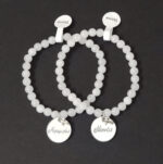 Μαρτυρικό αντρικό βραχιόλι βάπτισης από white quartz, ασημί σταυρουδάκι και ασημί plexiglass ταμπελάκι με χάραξη.