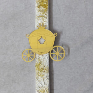 Χειροποίητη πασχαλινή λαμπάδα διακοσμημένη με γκλιτερ και άμαξα από χρυσό καθρέφτη plexiglass.