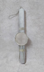 Χειροποίητη πασχαλινή λαμπάδα διακοσμημένη με  αλυσίδα στρας, γκλιτερ και  κωνσταντινάτο από ασημί καθρέφτη plexiglass.